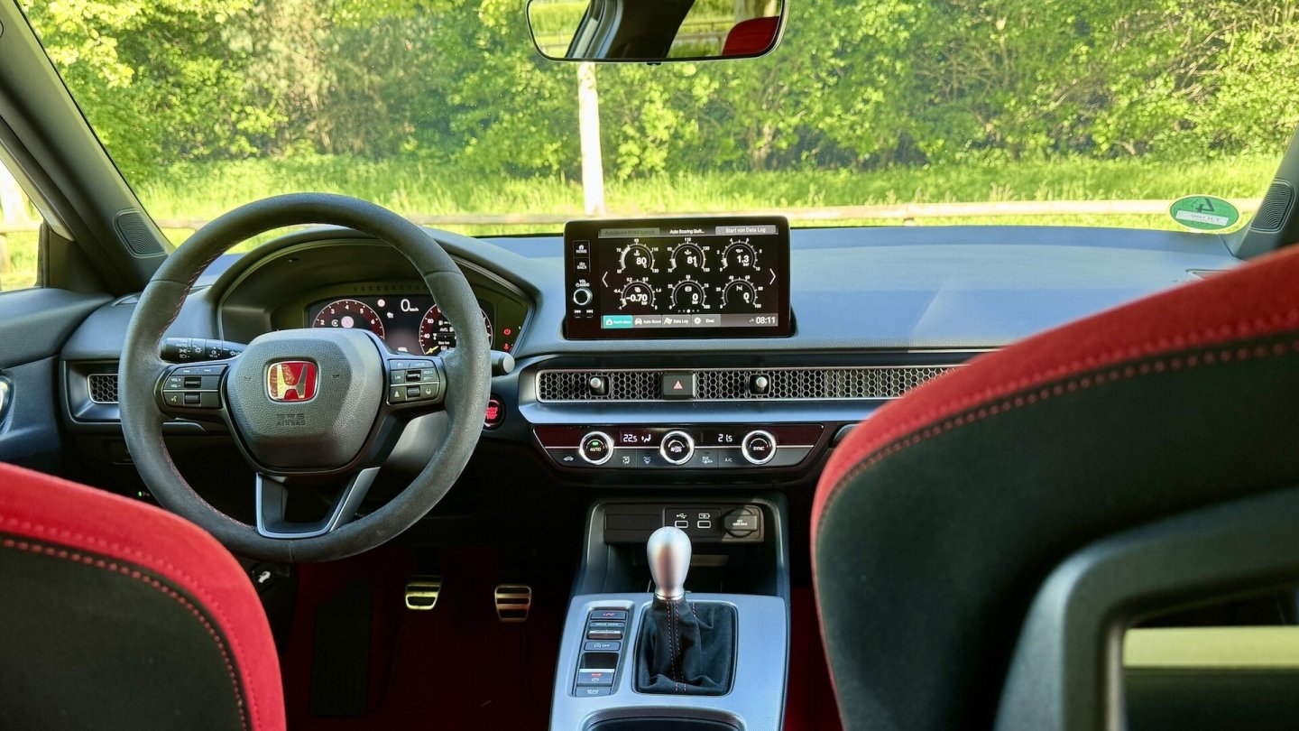 Die Ergonomie im Cockpit passt prima, die Materialanmutung is - gemessen am Preis des Autos - nur guter Durchschnitt.