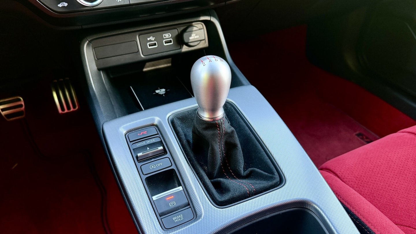 Die Schaltwege sind maximal kurz, der Hebel hat einen Alu-Knauf.