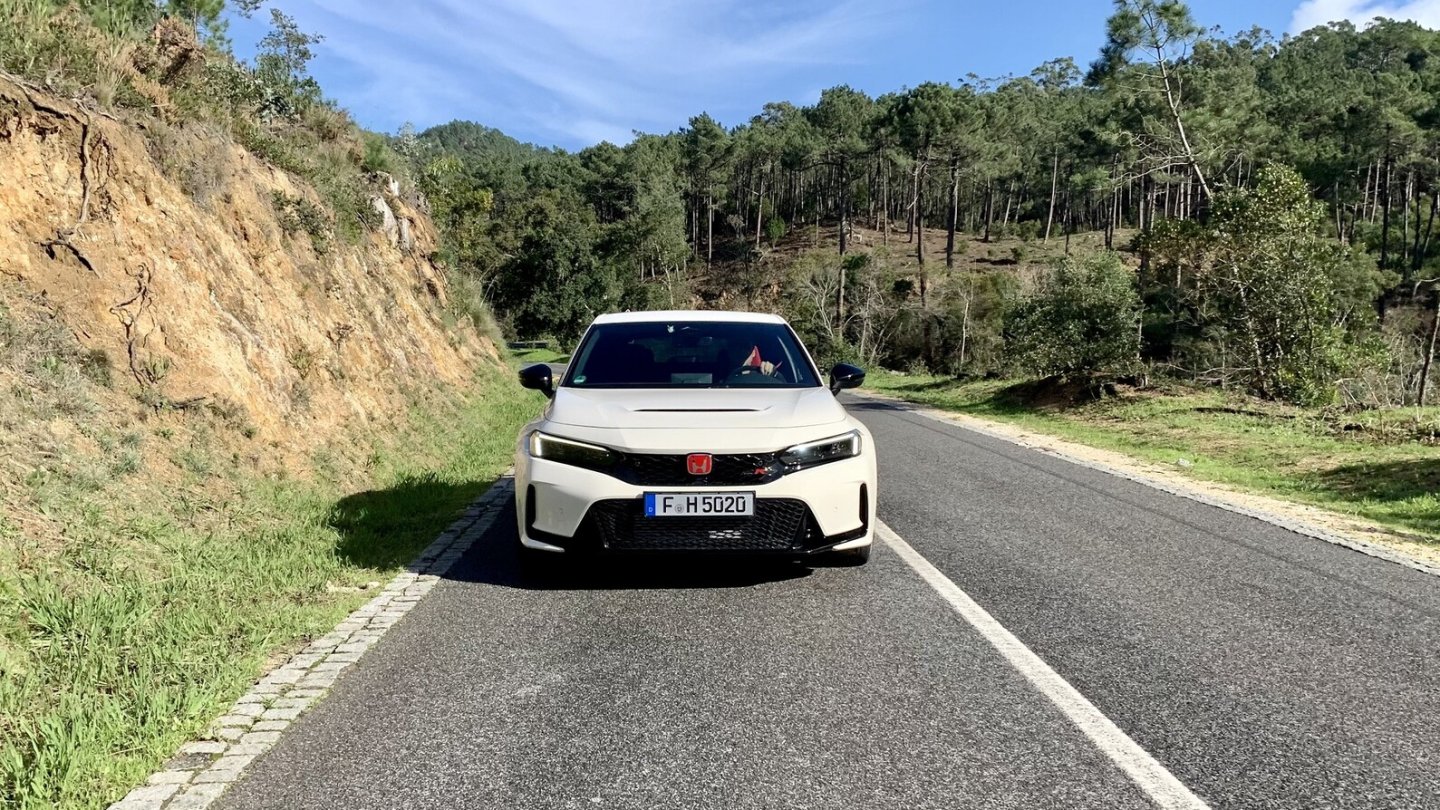 Zum Start der Testfahrten geht es für den Honda Civic Type R auf Landstraßen.