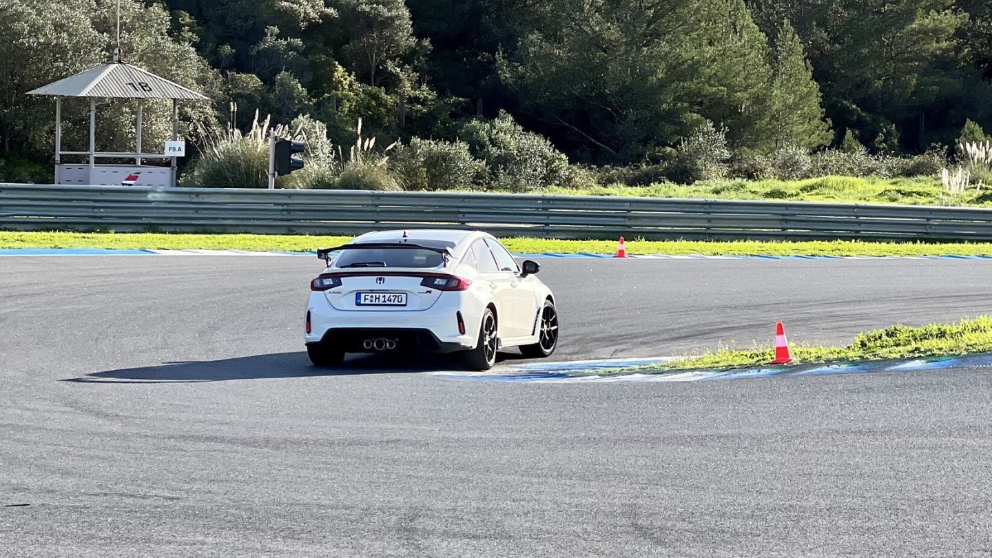 Wie auf Schienen zieht der Fronttriebler seine Bahnen.