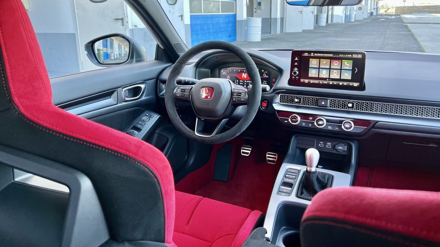 Die Bedienung gelingt intuitiv, die Sportsitze geben sehr guten Halt.