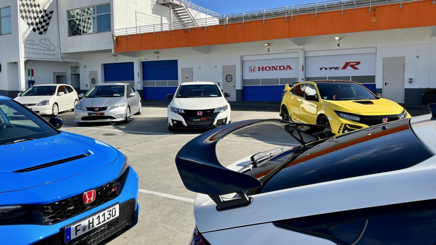 Vorne das neue Modell, im Hintergrund die Ahnengalerie.