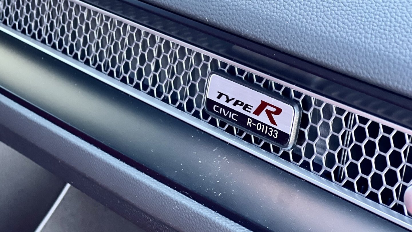 Jeder Civic Type R trägt seine Seriennummer im Cockpit.