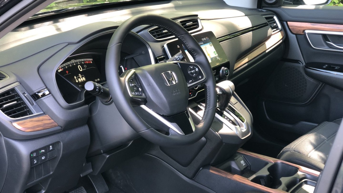 Lenkrad und Instrumente sind aus dem Honda Civic bekannt.