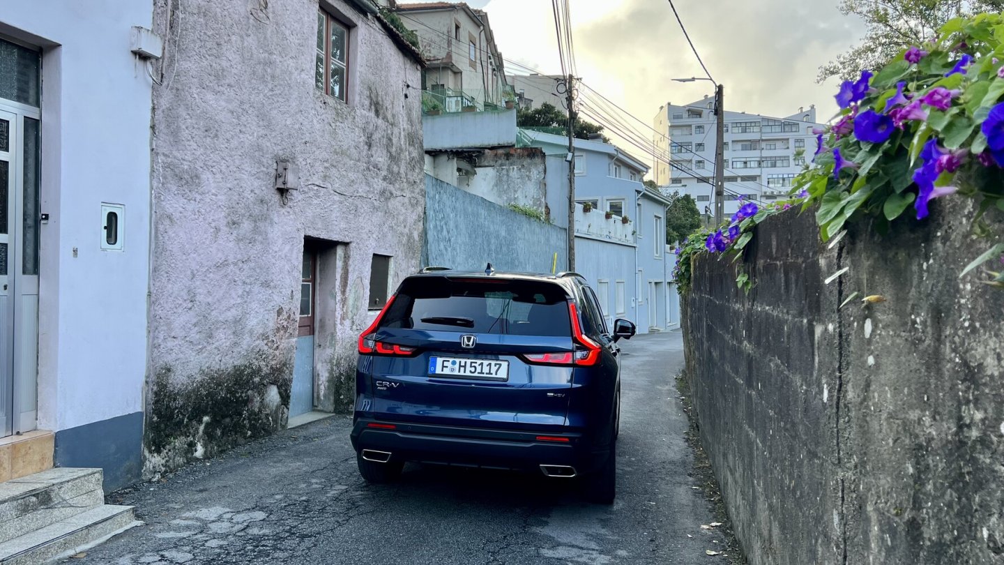 Auch schlechte Nebenstrecken werden vom Fahrwerk glattgebügelt.