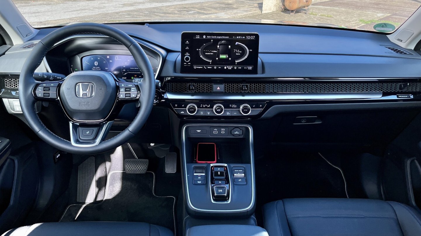 Die Fahrstufe wird über die Knöpfe auf der Mittelkonsole eingestellt.