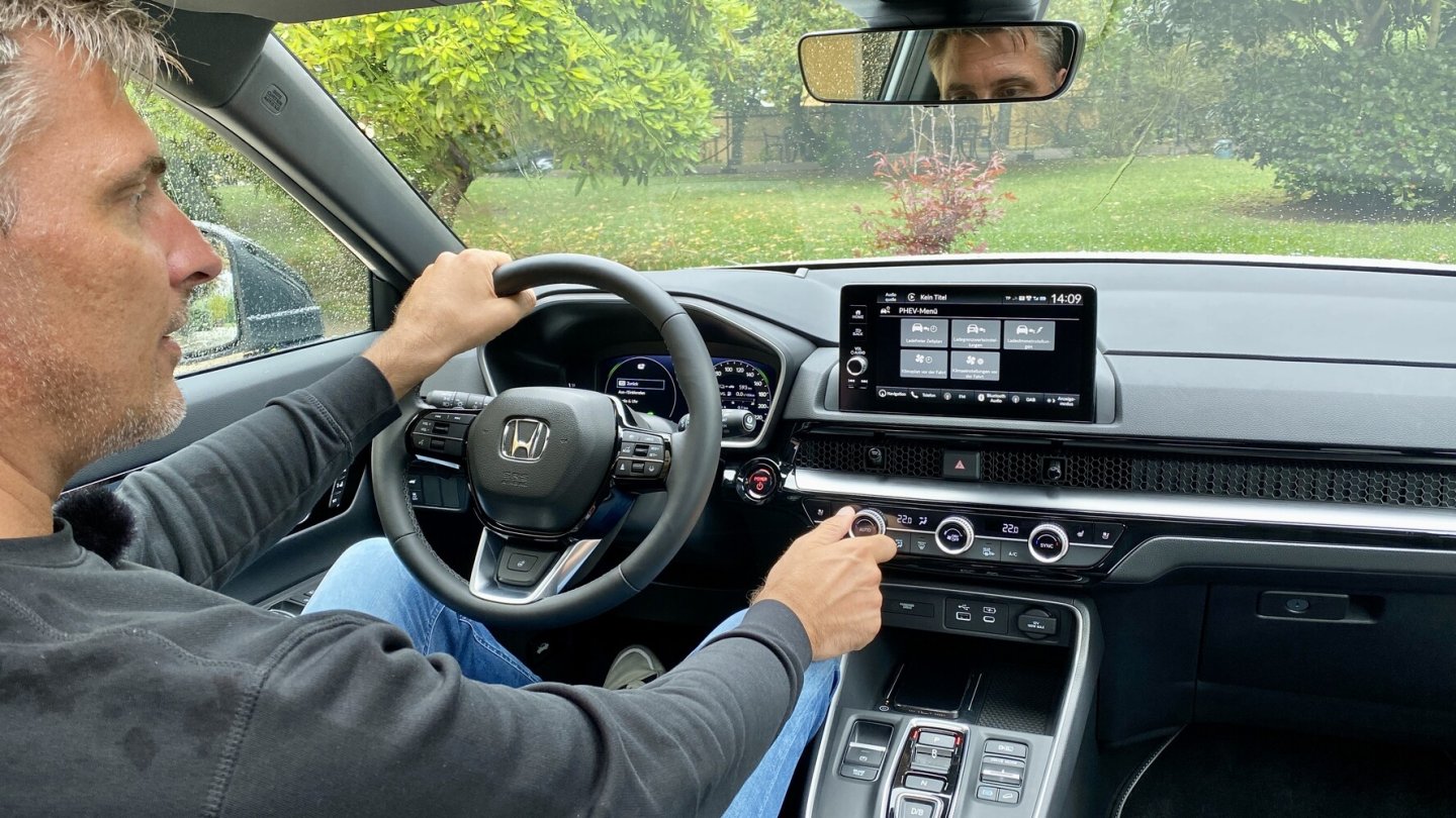 Das Cockpit erfreut mit einer guten Bedienstruktur, schmale A-Säulen mit einer prima Rundumsicht.