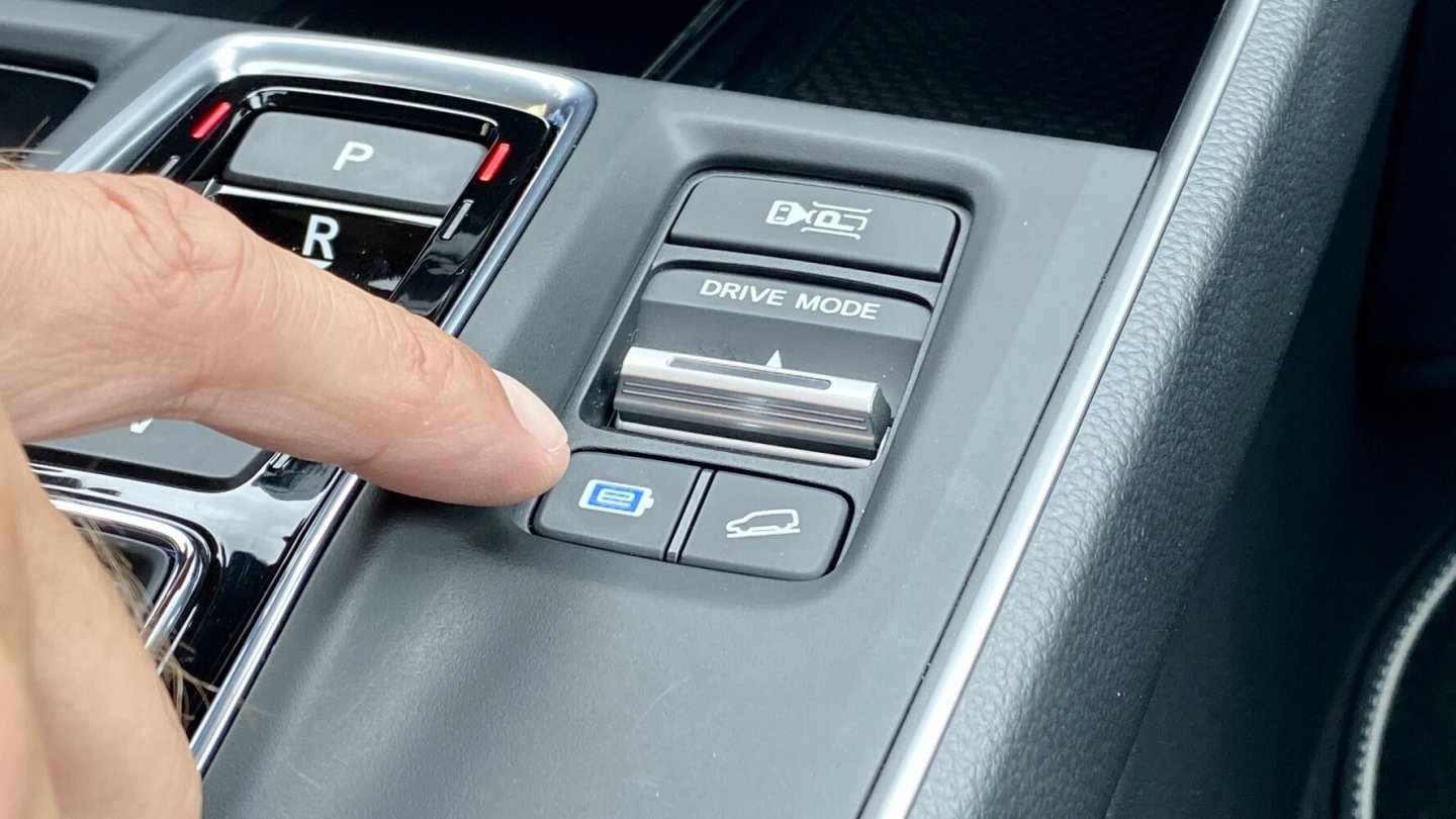 Mit der E-Taste kann der EV-Modus, auch zum Speichern des Akku-Füllstands, aktiviert werden.