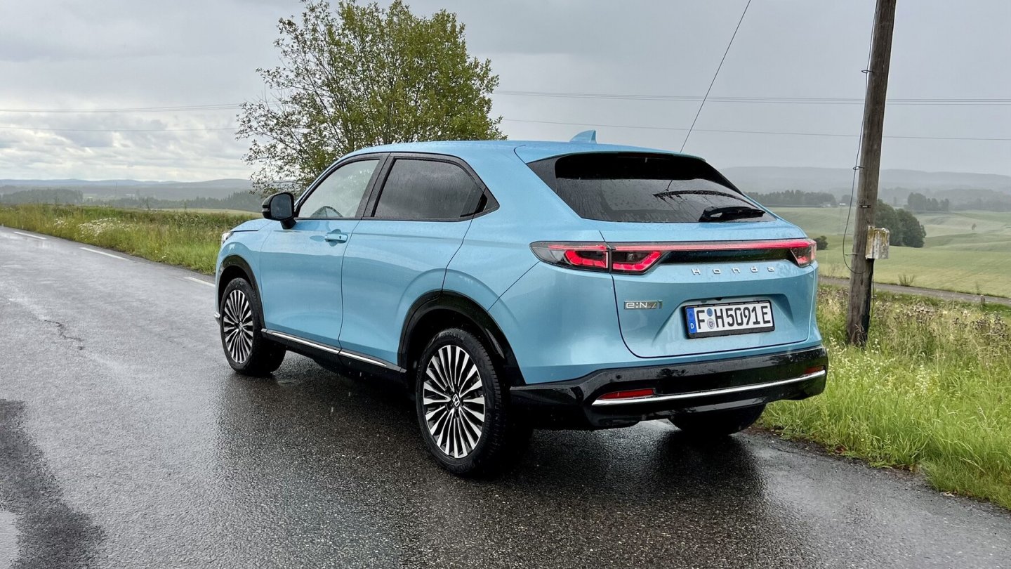 Federungskomfort und die Abstimmung der Lenkung gefallen, der Elektroantrieb ist nicht lautlos.