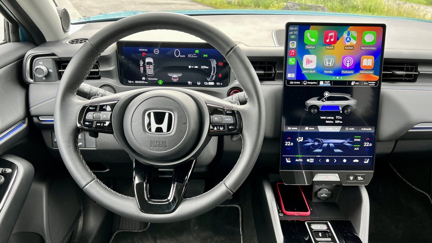 Die Dreiteilung der Anzeigen auf dem Touschreen-Monitor sorgt für flache Menüstrukturen.