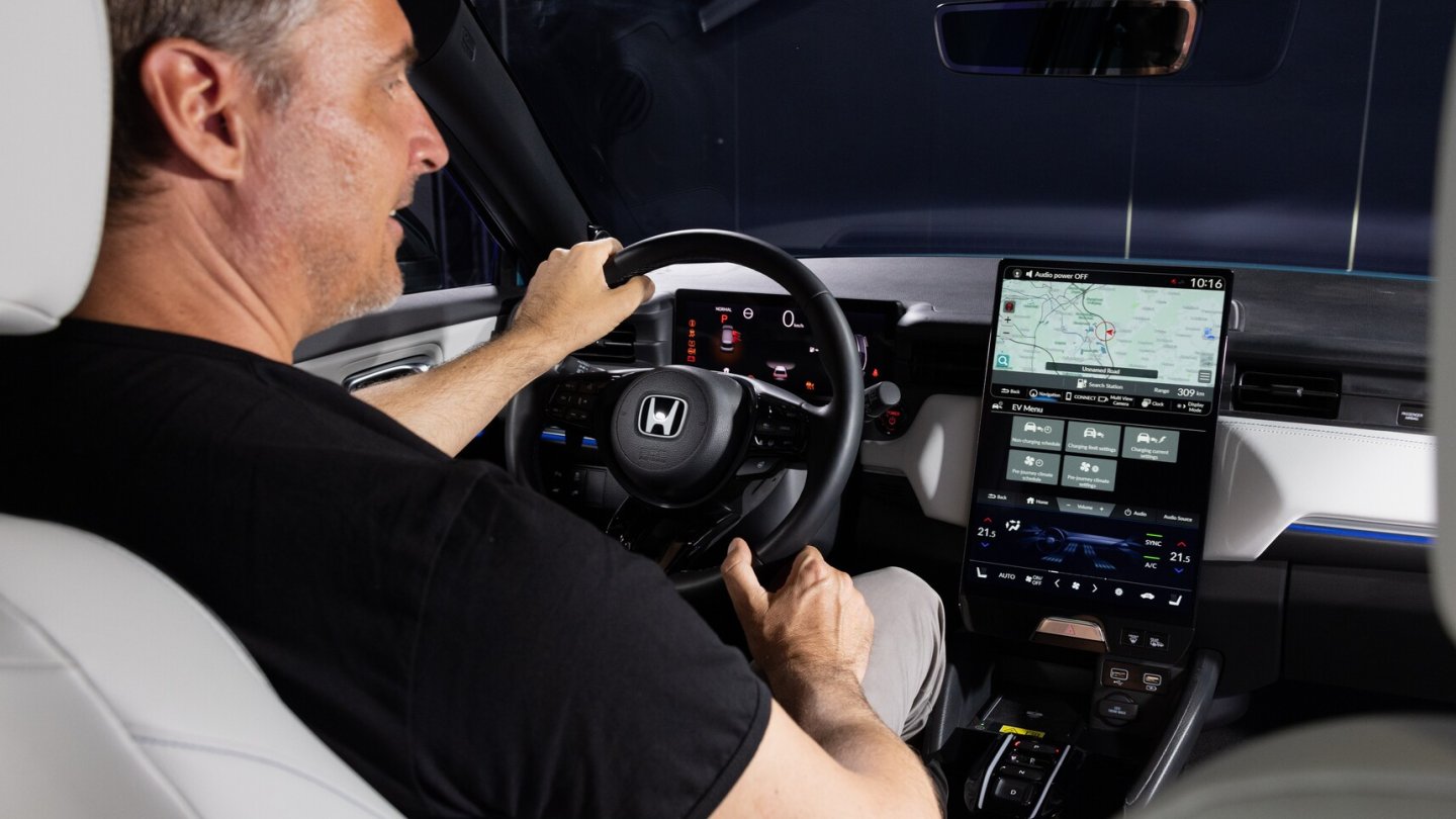 Ein 15,1 Zoll großer Touchscreen dominiert das Cockpit.