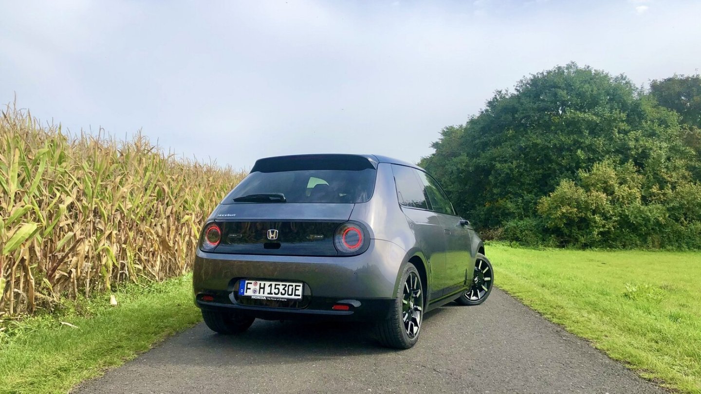 Auch am Heck trägt der Honda e eine schwarze Blende.