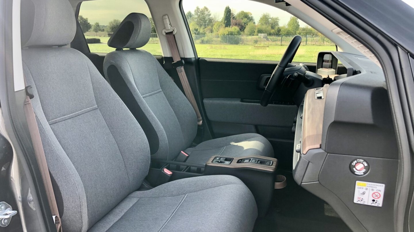 Lounge-Atmosphäre im Innenraum.