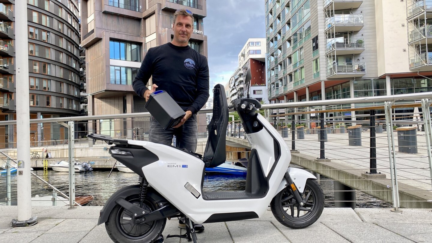 Der herausnehmbare Akku kann an jeder Steckdose geladen werden.