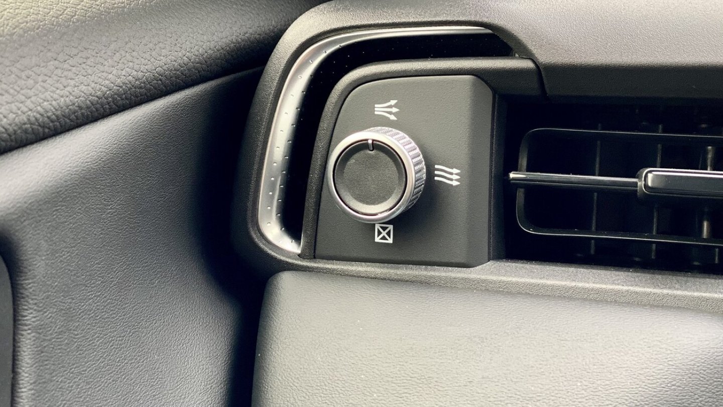 Mit Drehreglern lassen sich die Lüftungsströme an den Seitentüren steuern.