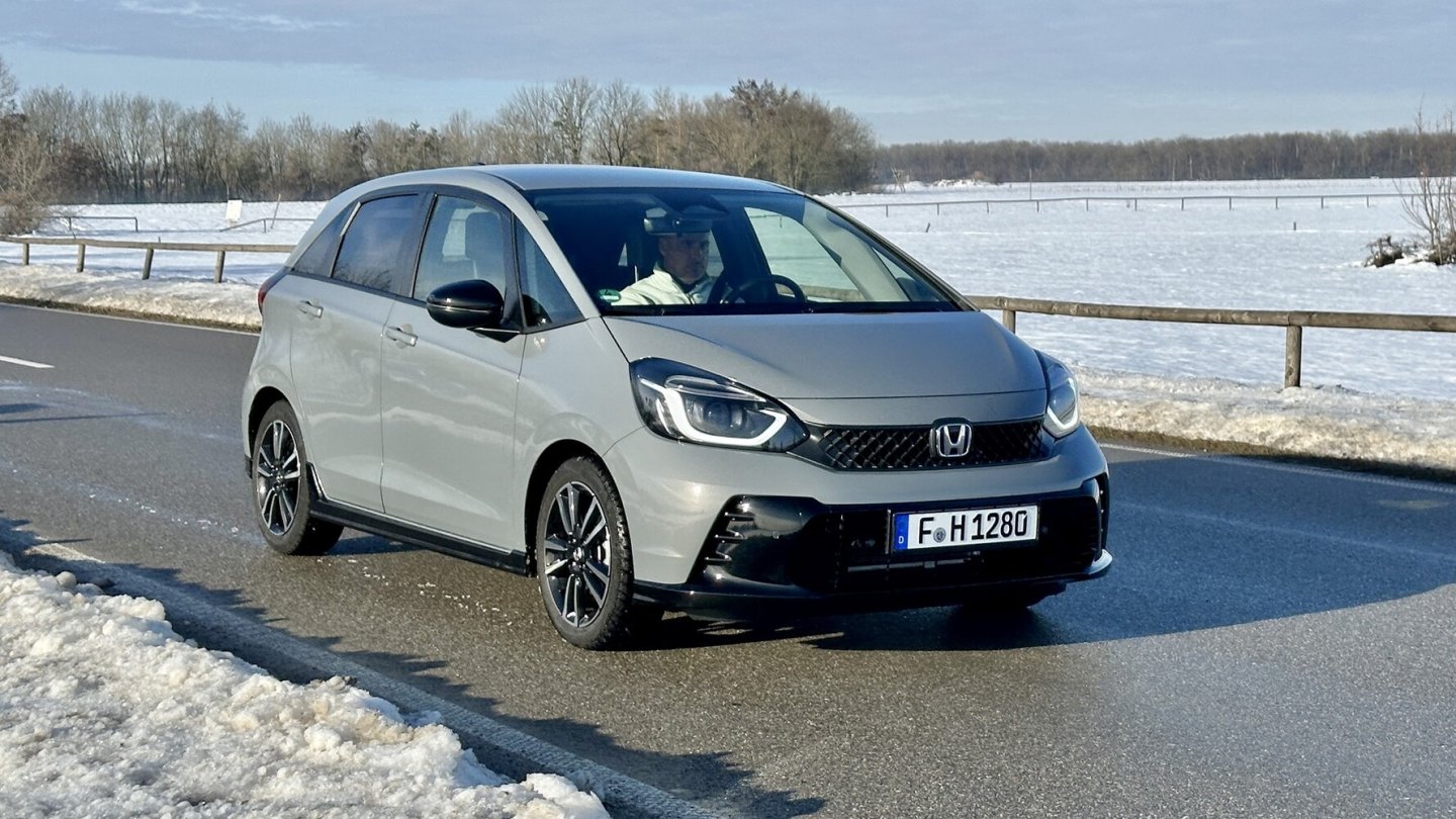 Leistungsflussanzeige und Verbrauchsangaben spornen zu einer entspannten Fahrweise an.