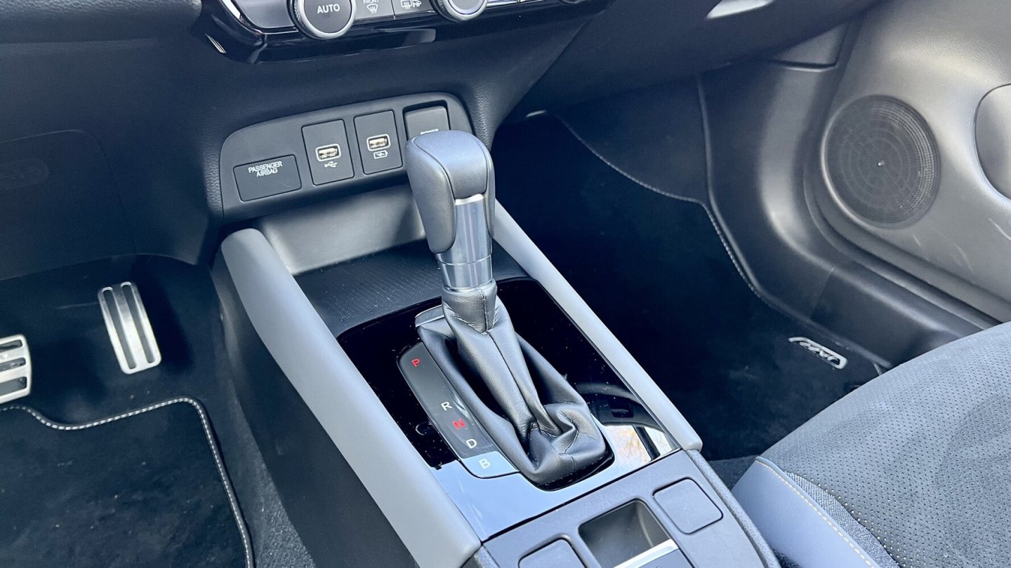 Es gibt einen Wählhebel, aber kein Getriebe.