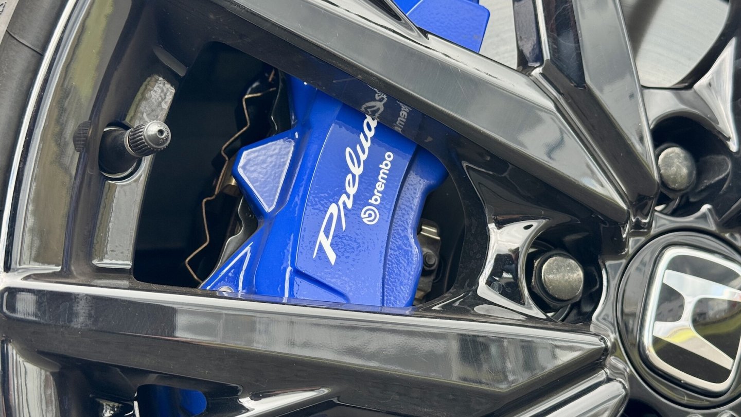Hinter den schwarzen 19-Zoll-Felgen blitzen die blauen Bremssättel der Brembo-Anlage durch.