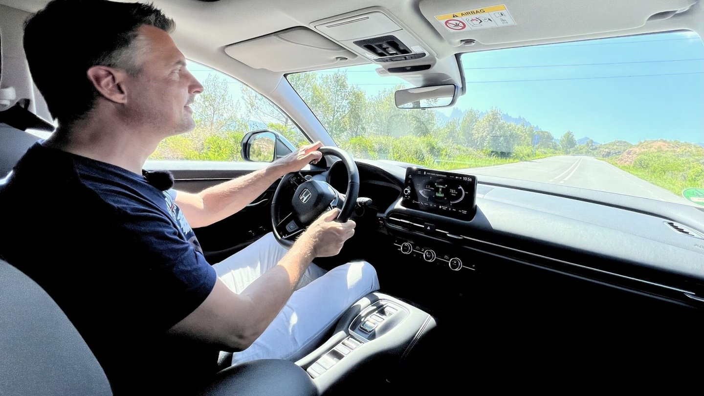 Der Honda ZR-V gefällt mit einer leicht straffen Grundnote und guter Fahrwerksabstimmung.