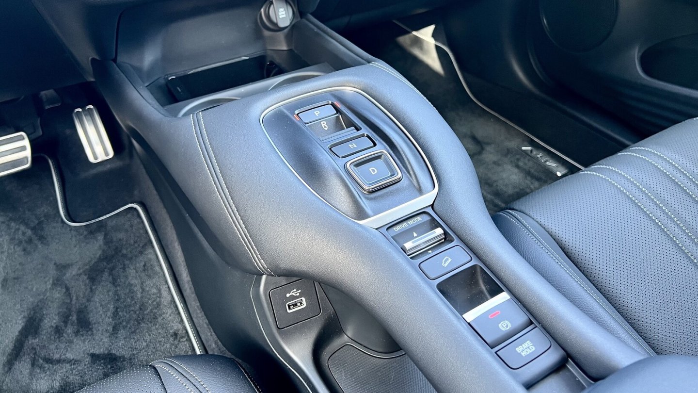 Die Fahrstufe wird über Tasten in der Mittelkonsole eingelegt.