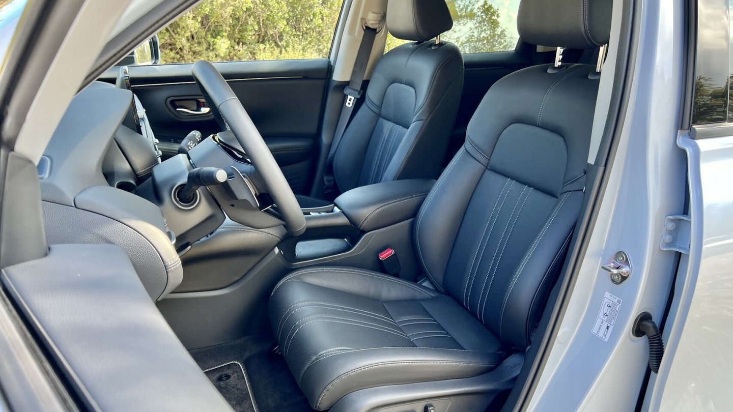 Der ZR-V Advance hat Sitzbezüge aus Leder und Kunstleder.