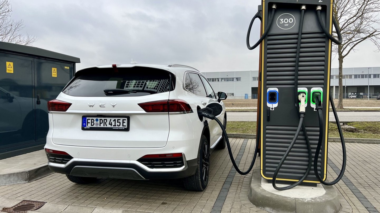 Neue Plug-in Hybride wie der GWM Wey 03 können nicht nur recht weit elektrisch fahren, sondern auch schnell laden.
