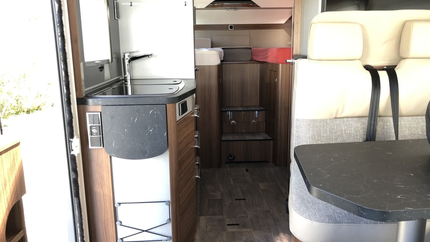 Der Flur wird nach hinten breiter.