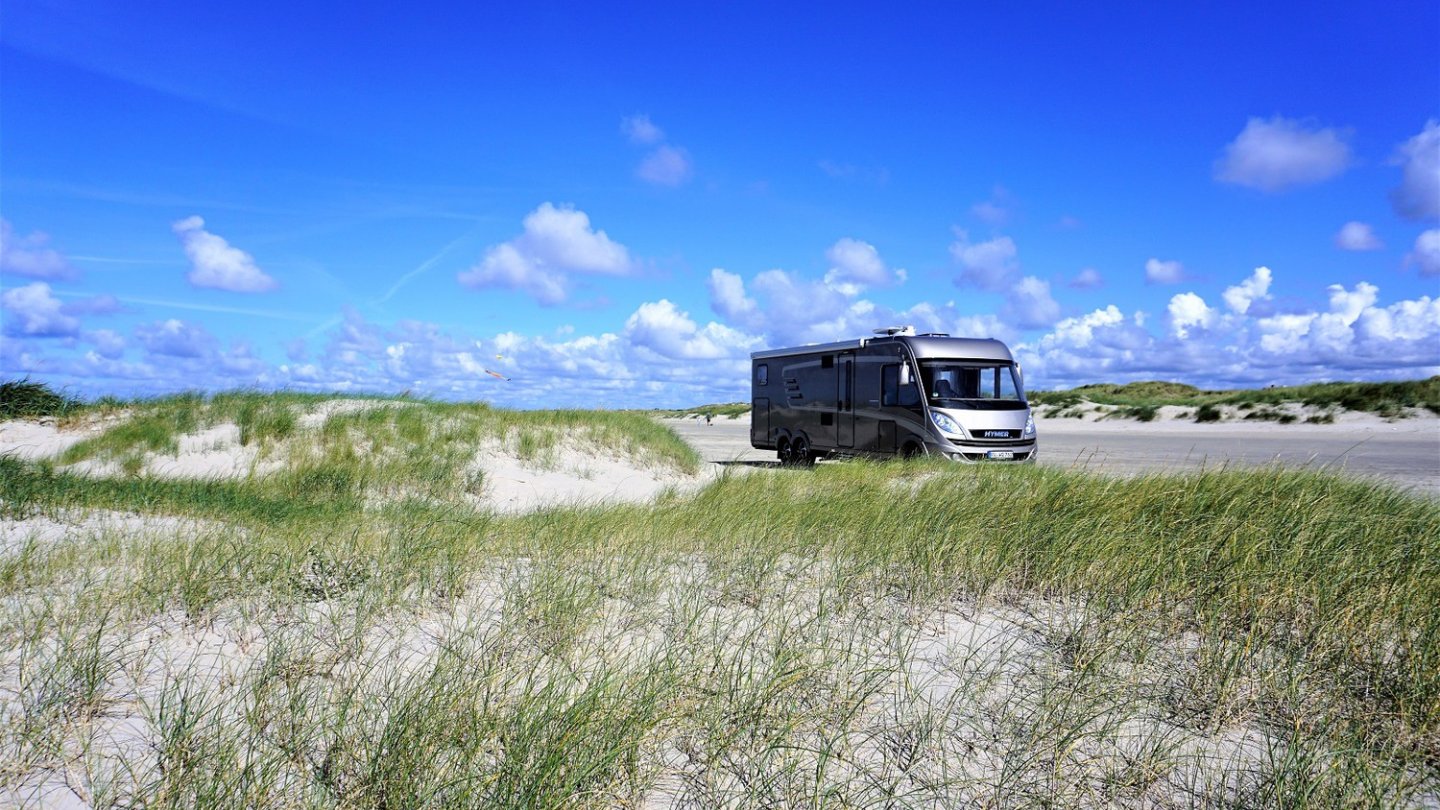 Der weite Strand auf der Nordseeinsel Farnö ist mit dem Auto befahrbar.