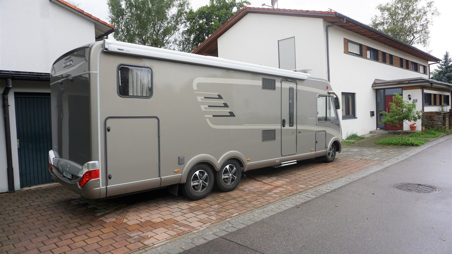 Zu Hause blockiert der B778 vier Garagen.