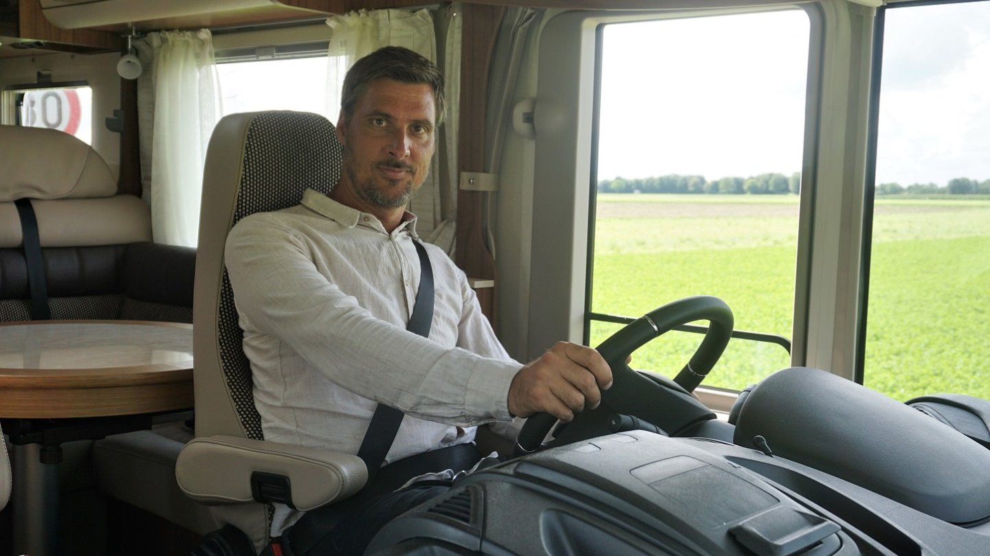 Schnell gewöhnt man sich das die Abmessungen und das Fahrverhalten des Dreiachsers.