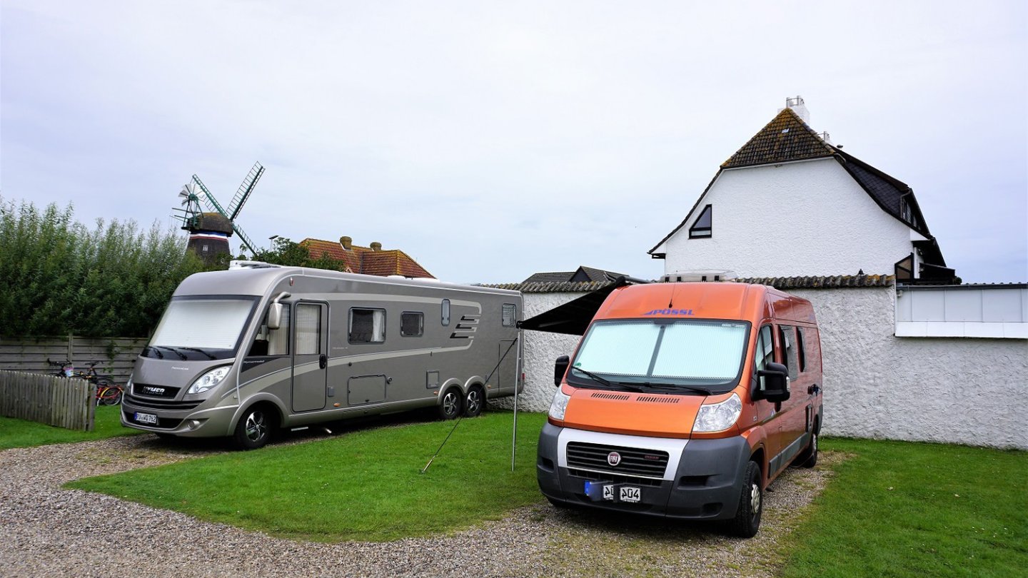 Zwei Fiat Ducato, einer in Hymer-Verkleidung. Das nennt man ein vollintegriertes Wohnmobil.
