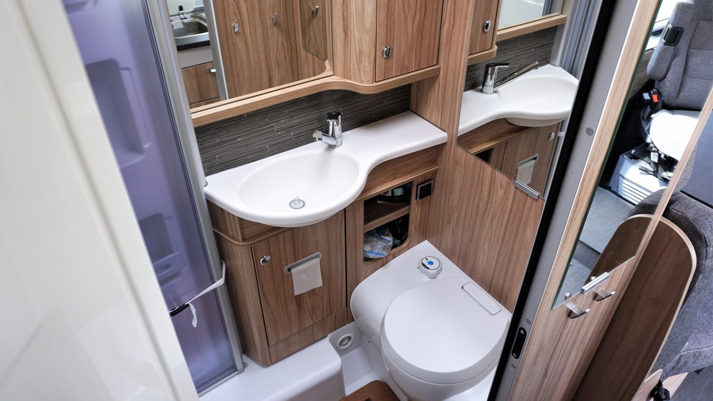 Toilette, Dusche und Wachbecken sind in einem kleinen Raum zusammengefasst.