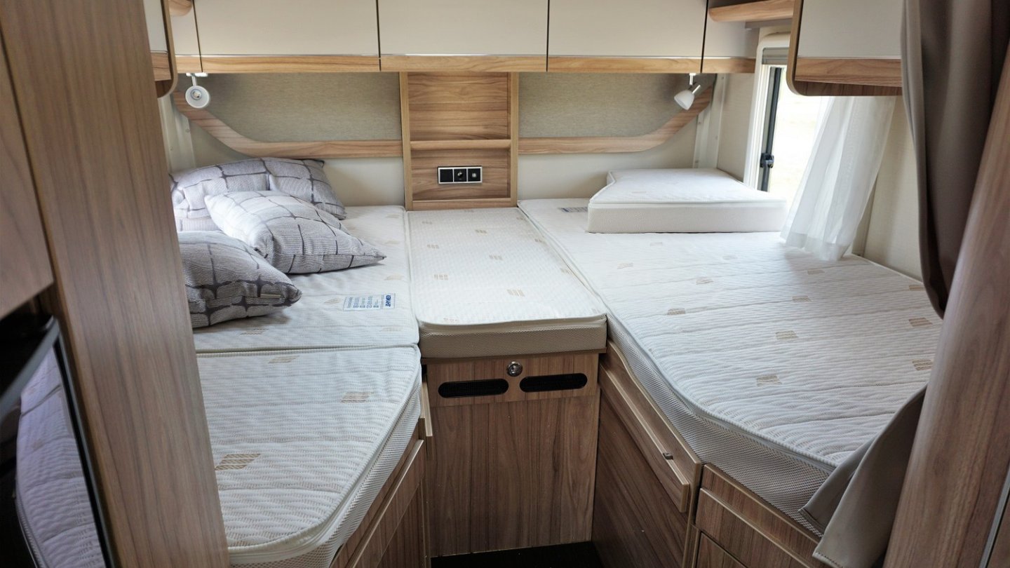 Die Längsbetten im Heck sind zwei Meter lang.