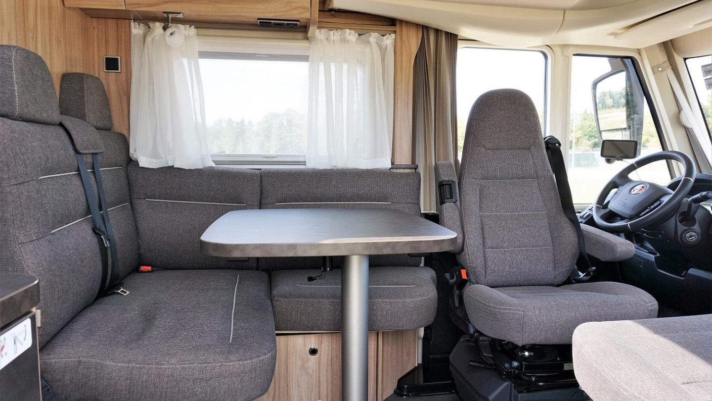 Vier Personen finden um den Tisch Platz. Die vorderen Sessel sind drehbar.