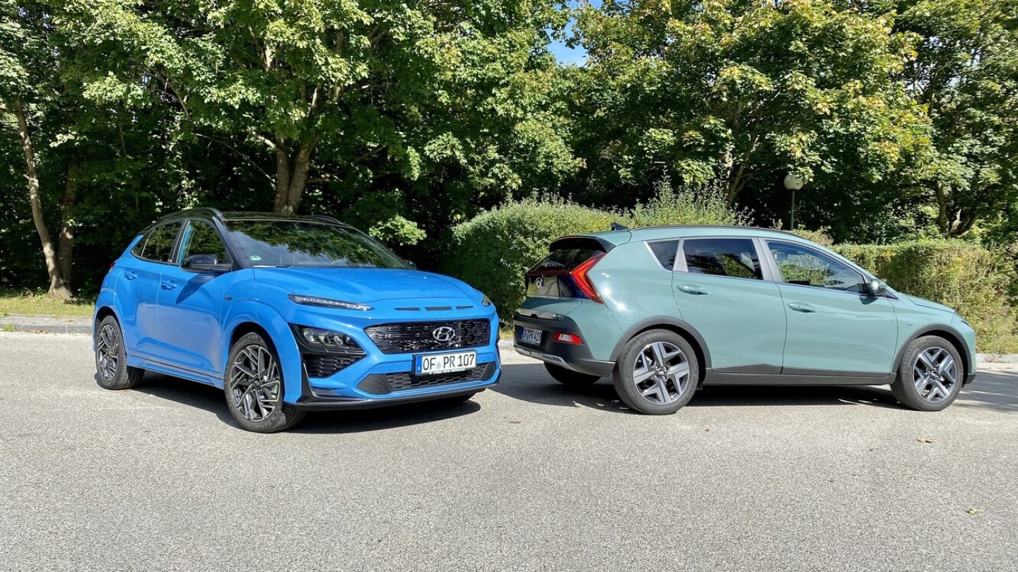 Der Bayon (rechts) ist deutlich sparsamer als der Kona mit gleichem Motor.