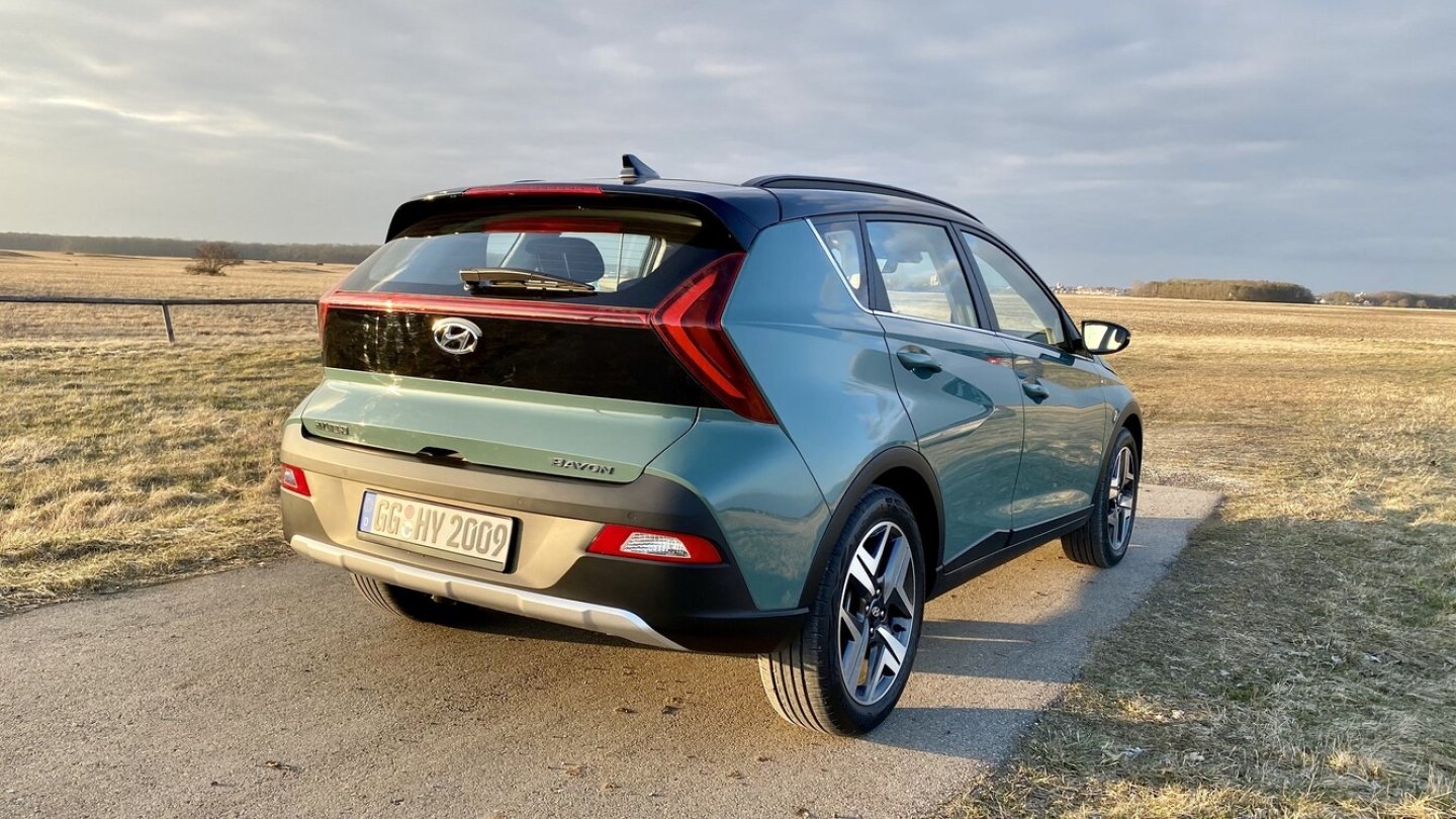 Die geschwärzte Heckklappe sorgt für ein eigenständiges Design.