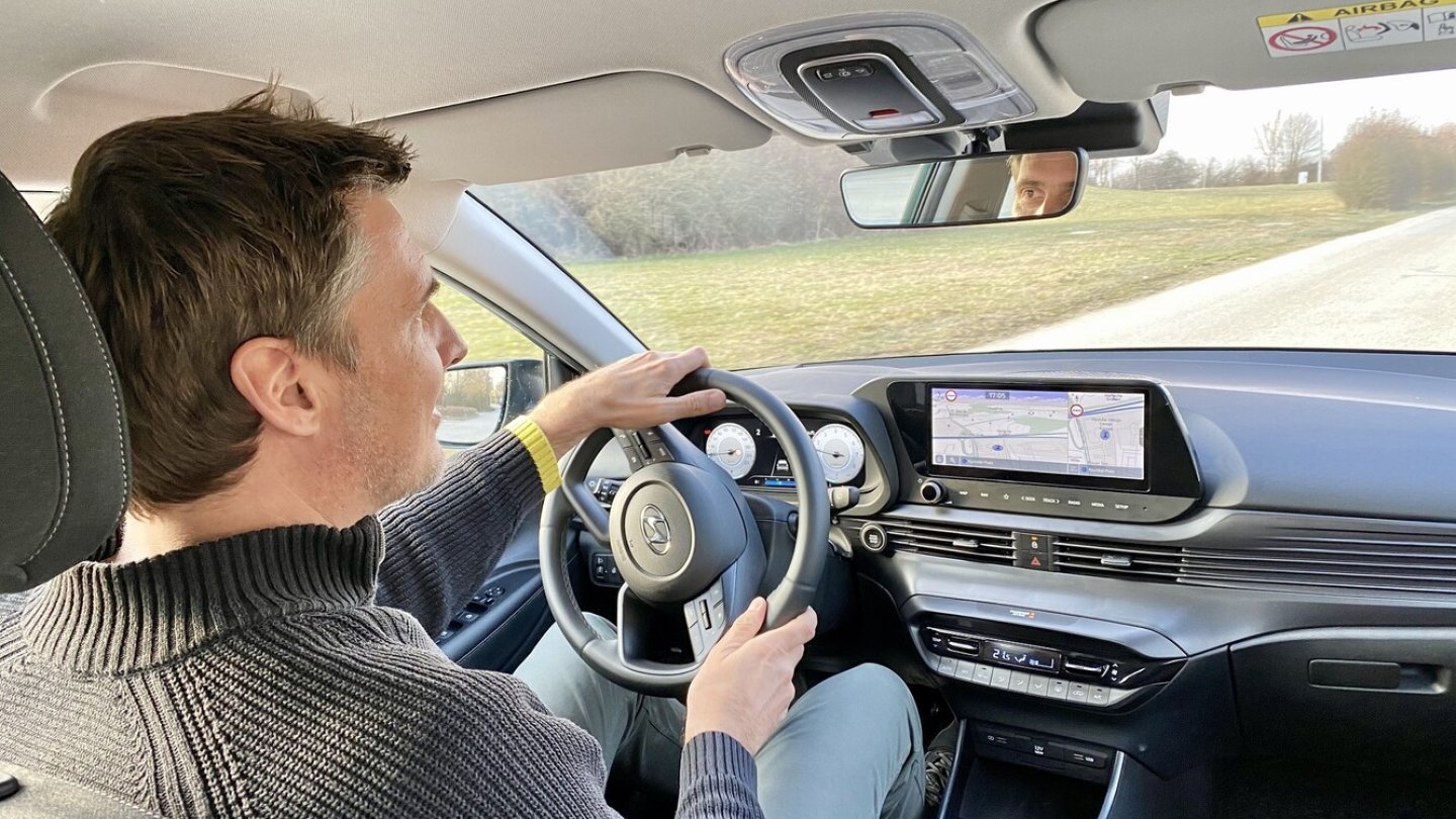 Das Cockpitdesign entspricht dem des Hyundai i20.