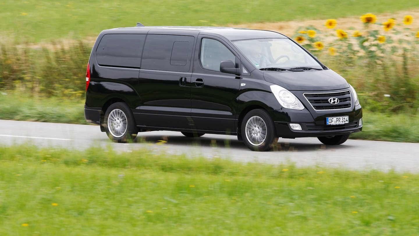 Wesentlich günstiger als Multivan und V-Klasse: der koreanische Bus H1-Travel.