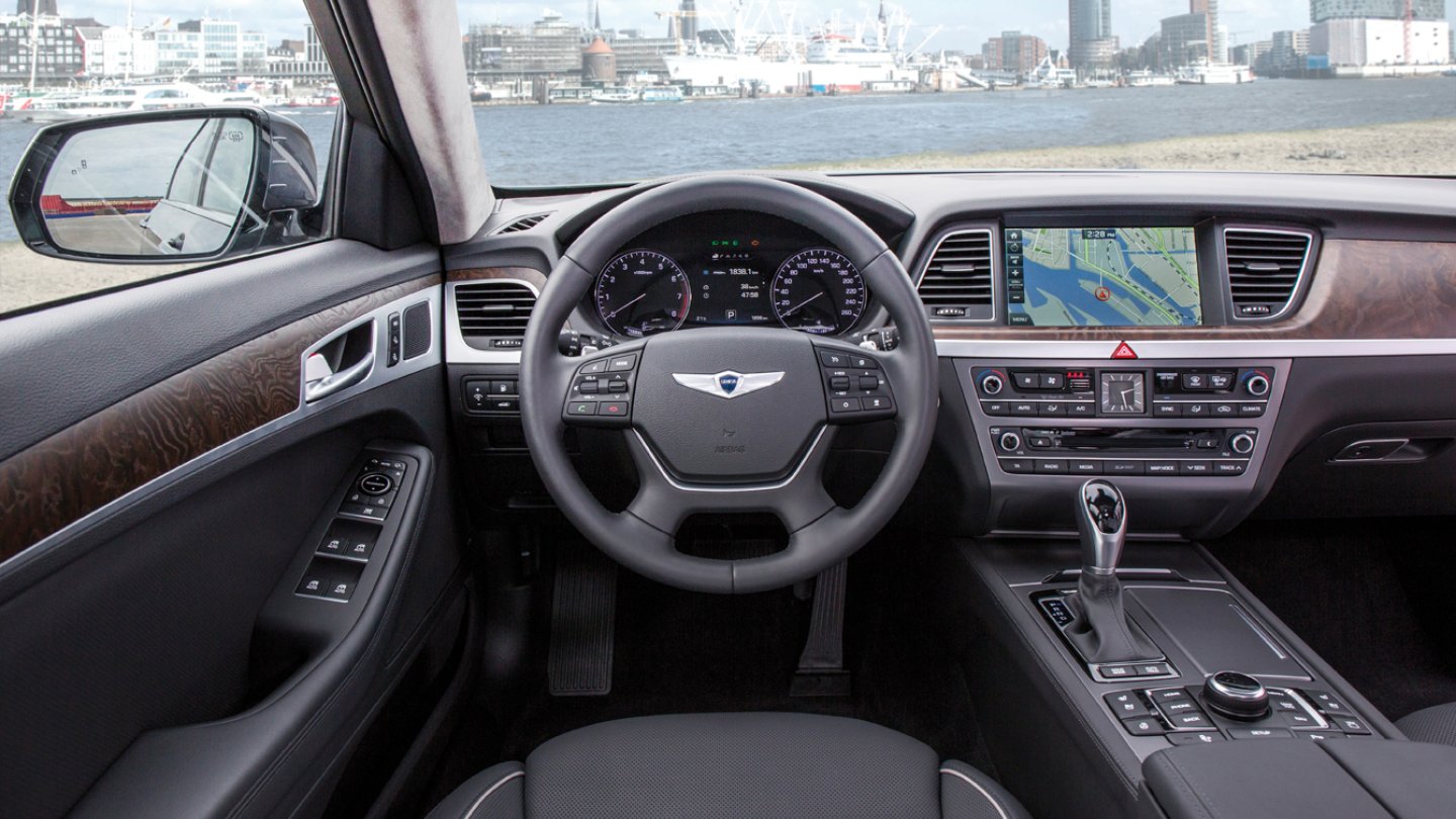 Auch im Innenraum prangt das Genesis-Emblem statt des Hyundai-Logos im Blickfeld.