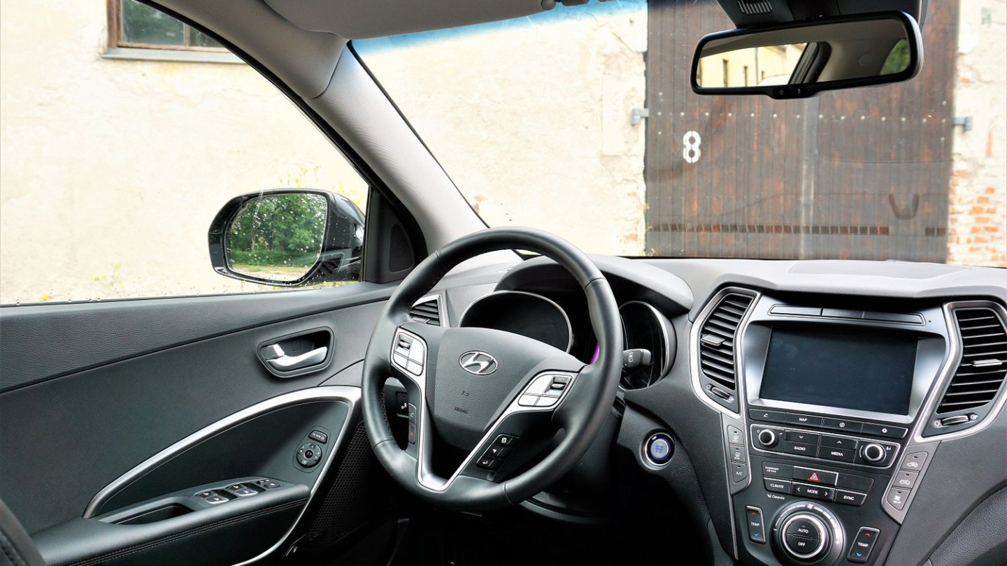 Das Cockpit trägt noch Knopfmode, aber alles ist gut bedienbar.