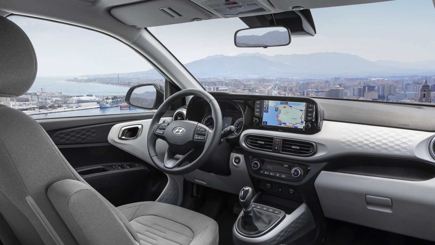 Das i10-Cockpit mit moderner Conectivity.