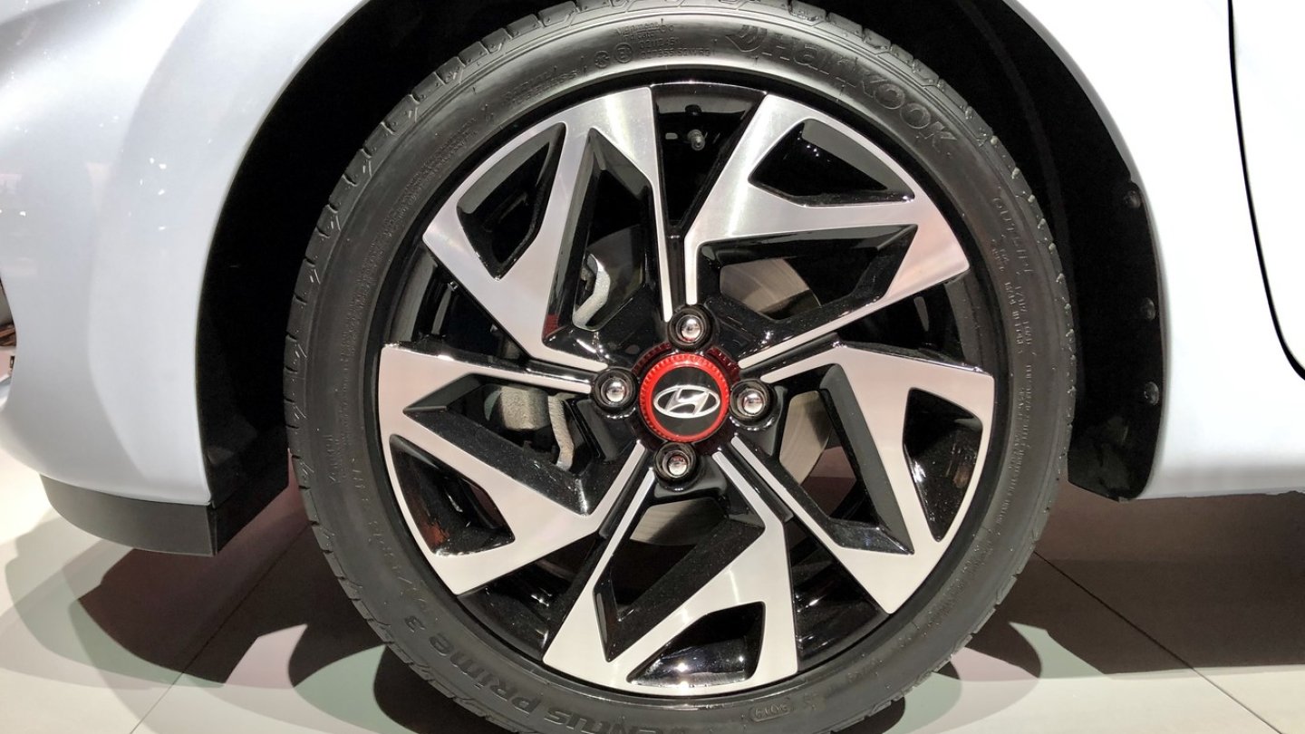 Die Felgen der N Line mit angdedeutetem Zentralverschluss.