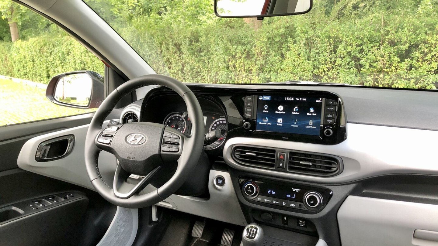 Das Cockpit mit acht Zoll großem Display wirkt modern.