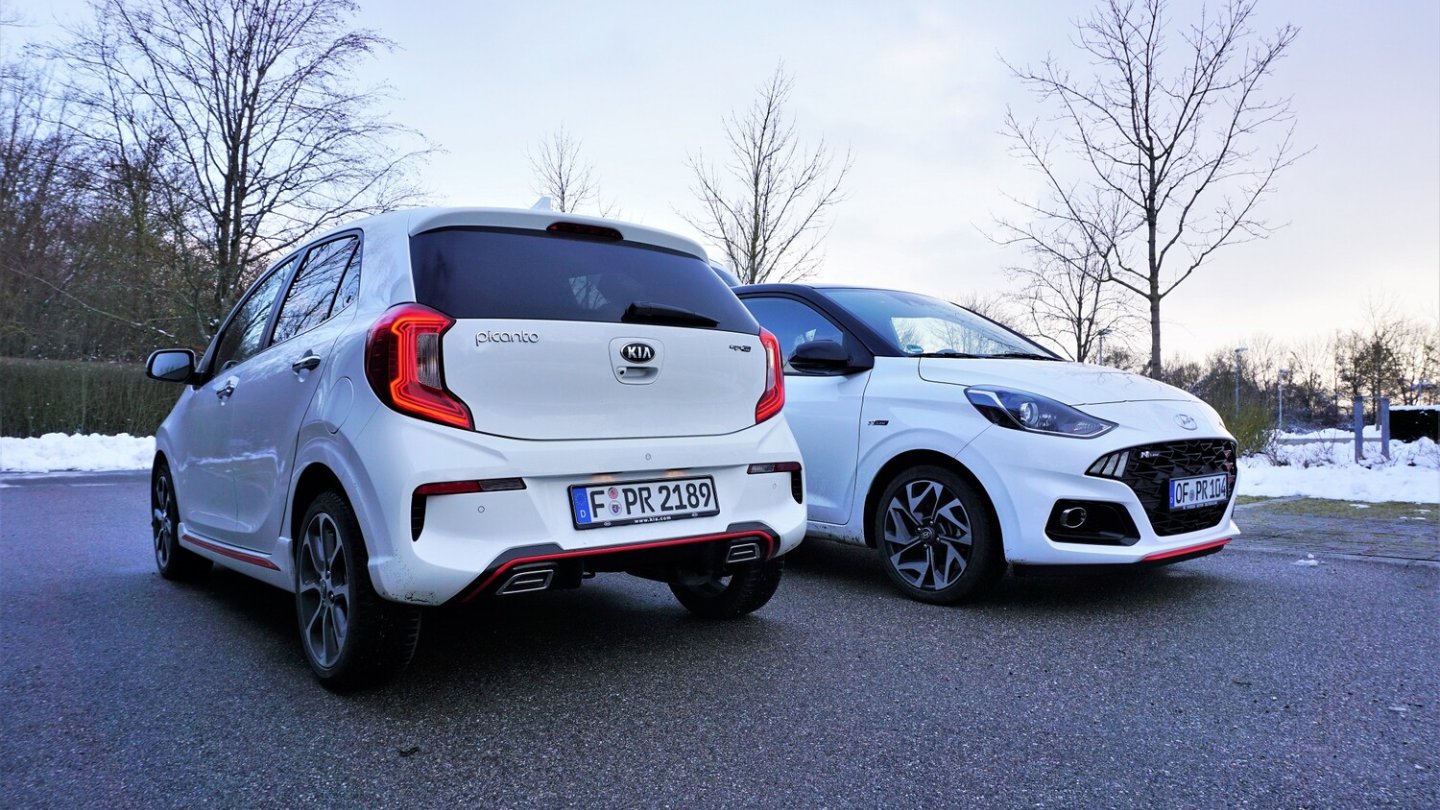 Der Kia ist auf den ersten Blick günstiger, aber schlechter ausgestattet.