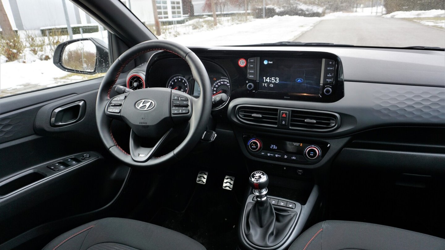 Das Cockpit des Hyundai i10 N Line.