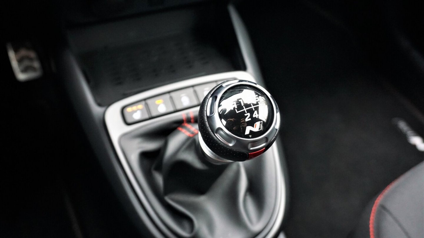 Den Schaltknauf des i10 spendiert der Hyundai i30 N.