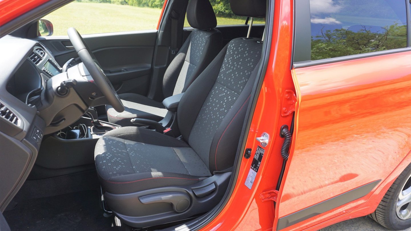 Rote Kontrastnähte als neue Option im Innenraum.