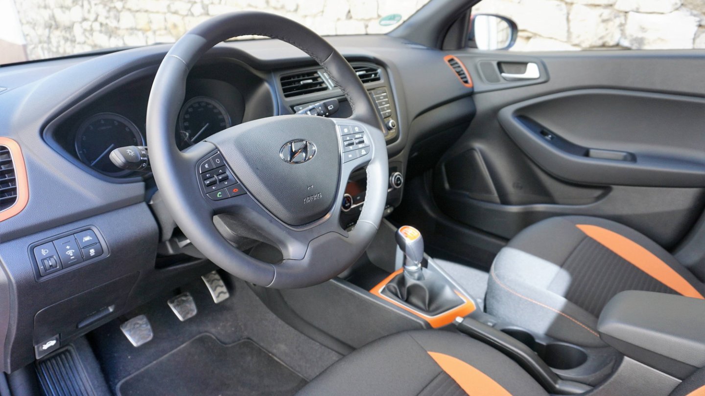 Farbakzente sollen den Innenraum aufpeppen. Das hat der nicht unbedingt nötig.