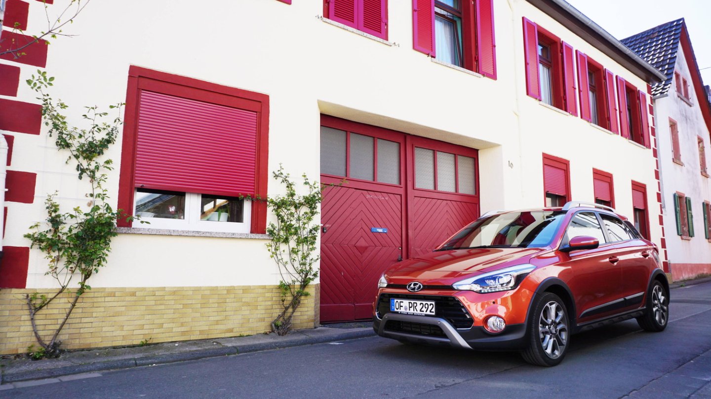 Was wie ein Unterfahrschutz aussieht, ist einfach nur farblich abgesetzter Kunststoff.