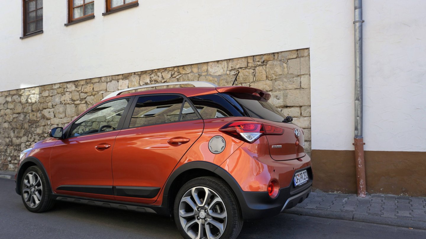 Die rustikalen Anbauteile und die massive Dachreling stehen im Widerspruch zum klaren i20 Design.